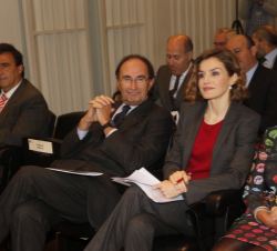 Doña Letizia, junto a la directora de la Biblioteca Nacional de España y el presidente del Real Instituto Elcano, durante la mesa redonda