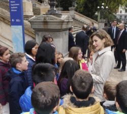 Doña Letizia conversa con unos escolares a la salida de la Biblioteca Nacional