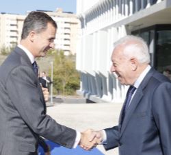 Su Majestad el Rey saluda a su llegada al ministro de Asuntos Exteriores y de Cooperación, José Manuel García-Margallo