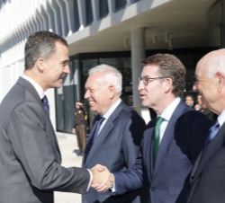 Su Majestad el Rey saluda a su llegada al presidente de la Xunta de Galicia, Alberto Núnez Feijoo