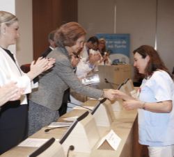 Doña Sofía entrega la distinción conmemorativa del 50 aniversario del Hospital La Paz a Rosario Martín, trabajadora del hospital cuyo cumpleaños coinc