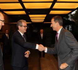 Su Majestad el Rey, a su llegada, es recibido por el presidente de Inditex, Pablo Isla, en presencia del presidente y consejero delegado de Air Liquid