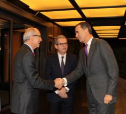 Don Felipe recibe el saludo del presidente y consejero delegado de Air Liquide y presidente de la European Round Table, Benoît Potier, en presencia de