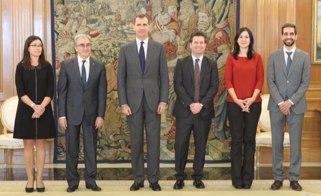 Su Majestad el Rey junto a una representación del Programa "AlumniUAM" de la Universidad Autónoma de Madrid (UAM)