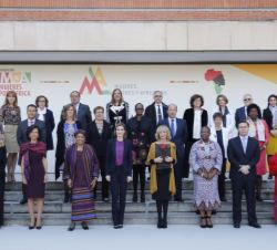 Fotografía de grupo de Su Majestad la Reina con el Patronato de la Fundación Mujeres por África