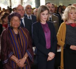 Su Majestad la Reina durante el minuto de silencio guardado por las víctimas de los atenteados de París