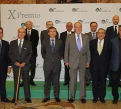 Su Majestad el Rey Don Juan Carlos junto a los miembros del Patronato, miembros del jurado, patrocinadores y premiado en esta edición, Ernesto Álvarez