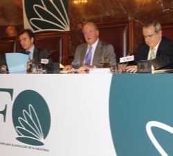 Don Juan Carlos abre la sesión del acto de entrega del X Premio FONDENA