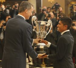 Su Majestad el Rey hace entrega del trofeo Comunidad Iberoamericana a Nairo Quintana, ciclista del equipo Movistar