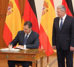 Don Felipe firma en el Libro de Honor en presencia del Presidente Gauck