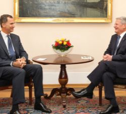 Don Felipe conversa con el Presidente Gauck en el encuentro que mantuvieron ambos Jefes de Estado