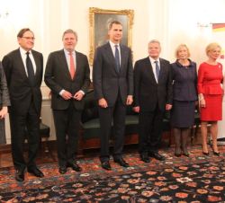 El Rey y el Presidente Gauck con el ministro de Educación, Cultura y Deporte, Íñigo Mendez; los copresidentes del Foro, Liz Mohn y Matías Rodríguez In