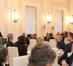 Su Majestad el Rey en la mesa presidencial durante la intervención del Presidente de Alemania