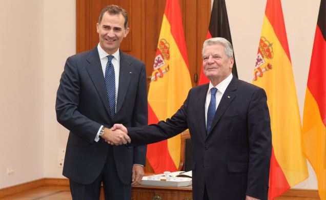 Saludo entre Don Felipe y el Presidente Gauck tras la firma en el Libro de Honor
