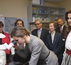 La Reina Doña Letizia y la Reina Rania durante la visita a los Laboratorios del Centro de Biología Molecular “Severo Ochoa”