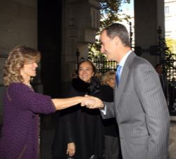 Don Felipe recibe el saludo de la presidenta de Cotec, Cristina Garmendia a su llegada