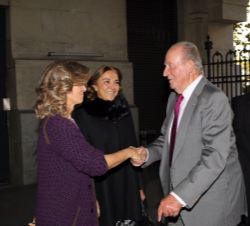 Don Juan Carlos recibe el saludo de la presidenta de Cotec, Cristina Garmendia, a su llegada