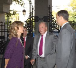 Don Felipe y Don Juan Carlos conversan con la presidenta de Cotec, la secretaria de Estado de Investigación y el presidente de la Junta de Extremadura