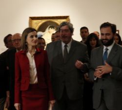 Su Majestad la Reina atiende a las explicaciones del comisario de la muestra y conservador del Museo del Louvre, Vincent Pomarède