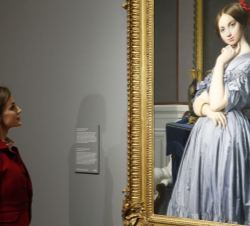 Doña Letizia contempla el retrato de la Condesa de Haussonville, obra de Ingres