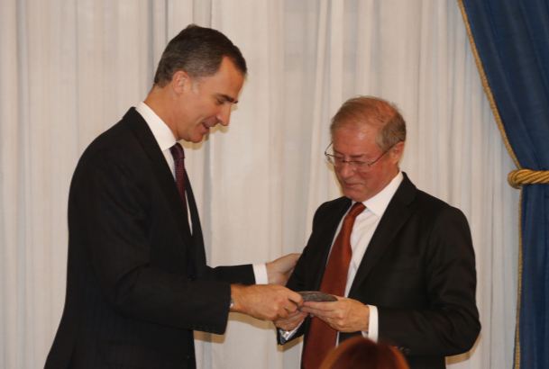 Su Majestad el Rey hace entrega del Premio Francisco Cerecedo de Periodismo a Félix de Azúa