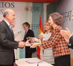 Doña Sofía hace entrega del Premio a Medios de Comunicación Social al fundador del Proyecto Hombre Sevilla y director general, Francisco Herrera