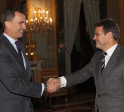 Su Majestad el Rey a su llegada al Palacio Real de Madrid es recibido por el ministro de Justicia, Rafael Catalá