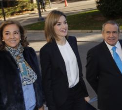Su Majestad la Reina acompañada por la secretaria de Estado de Investigación, Desarrollo e Innovación, Carmen Vela y presidente de CSIC, Emilio Lora-T