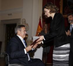 Doña Letizia hace entrega del galardón en la categoría "Trayectoria personal" al delegado de Discapacidad en el País Vasco, Juan Carlos Itur