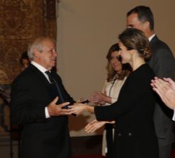 Su Majestad la Reina entrega el galardón a Manuel Benítez Pérez "El Cordobés"