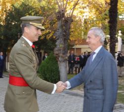 Su Majestad el Rey es recibido por el ministro de Defensa, Pedro Morenés