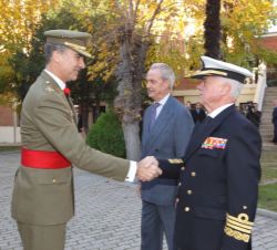 Don Felipe es recibido por el gran canciller de la Real y Militar Orden de San Hermenegildo, almirante general Manuel Rebollo García