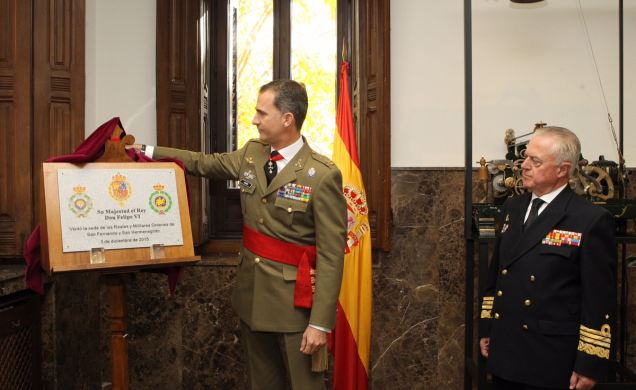 Don Felipe descubre una placa conmemorativa de su visita, en presencia del gran canciller de la Real y Militar Orden de San Hermenegildo