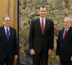 Su Majestad el Rey junto al Sr. Luiz Inácio Lula Da Silva, ex Presidente de la República Federativa de Brasil y el embajador de Brasil en España, Anto