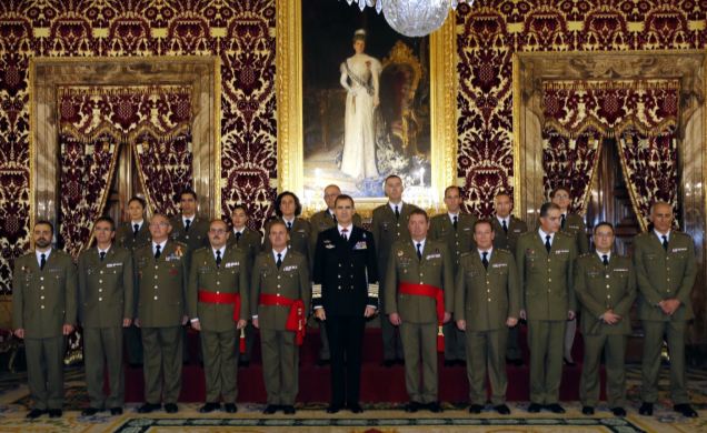 Su Majestad el Rey junto a los integrates de una comisión del Cuerpo de Ingenieros Politécnicos, en el 75º aniversario de su creación