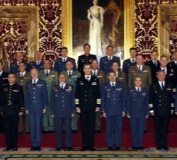 Su Majestad el Rey junto a un grupo de coroneles y capitanes de Navío de las Fuerzas Armadas, tras ser recibidos en audiencia