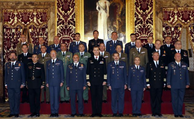 Su Majestad el Rey junto a un grupo de coroneles y capitanes de Navío de las Fuerzas Armadas, tras ser recibidos en audiencia
