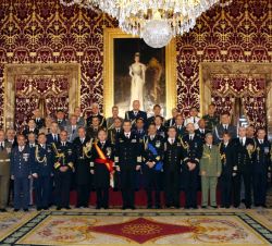Su Majestad el Rey junto a un grupo de Agregados de Defensa, Militares, Navales, Aéreos y de Armamento, acreditados en España y Comisión de representa