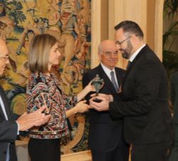 Su Majestad la Reina entrega el galardón a Román Ruiz Guirao, del CEIP Pintor Pedro Flores de Puente Tocinos (Murcia)
