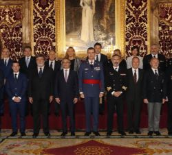 Su Majestad el Rey junto a la comisión de los participantes en el homenaje en Pasajes al Teniente General Blas de Lezo y Olavarrieta