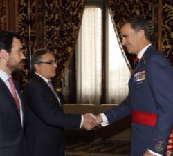 Su Majestad el Rey recibe el saludo del Subdelegado del Gobierno en Guipúzcoa, José Luis Herrador Gutiérrez