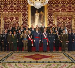 Su Majestad el Rey junto a un grupo de Agregados de Defensa, Militares, Navales, Aéreos y de Armamento, acreditados en España y Comisión de representa