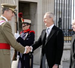 Su Majestad el Rey recibe el saludo del ministro de Defensa, Pedro Morenés Eulate