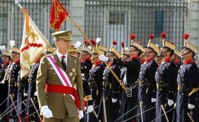 Don Felipe durante la revista a las tropas de la Guardia Real