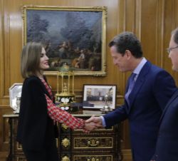 Su Majestad la Reina recibe el saludo del presidente de la Plataforma de Organizaciones de Infancia de España, Carlos Martínez-Almeida Morales