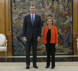 Su Majestad el Rey con la representante de Coalición Canaria-Partido Nacionalista Canario (CCa-PNC), Ana María Oramas González-Moro 