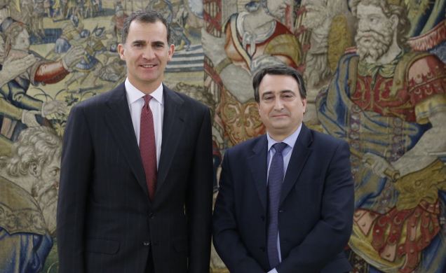 Su Majestad el Rey con el representante de Euzko Alderdi Jeltzalea-Partido Nacionalista Vasco (EAJ-PNV), Aitor Esteban Bravo