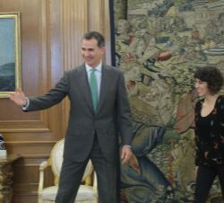 Su Majestad el Rey con la representante de Podemos-En Marea-Anvoa-EU, Alexandra Fernández Gómez