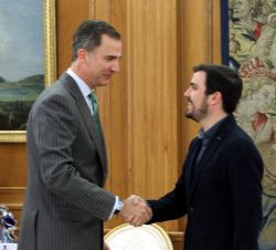 Su Majestad el Rey recibe el saludo del representante de Izquierda Unida - Unidad Popular en Común, Alberto Garzón Espinosa