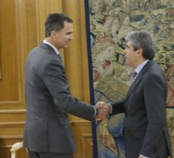 Don Felipe recibe el saludo del representante designado por Democràcia i Llibertat. Convergència. Demòcrates. Reagrupament (DL), Francesc Homs i Molis